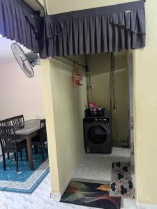 un patio con una mesa y un toldo con una mesa y un tableablish en laman terrace stays, en Sungai Petani 4 fotos más