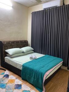 Un dormitorio con una cama con una ventana grande. en laman terrace stays, en Sungai Petani