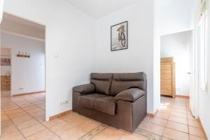 einem braunen Ledersessel in einem Zimmer in der Unterkunft Casa Alina, Marbella Old Town with garage in Marbella