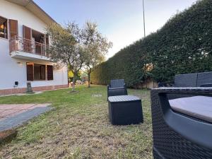 two chairs and a table in the yard of a house at B&C Garda House in Peschiera del Garda