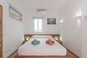 zwei Handtücher auf einem Bett in einem Zimmer in der Unterkunft Casa Alina, Marbella Old Town with garage in Marbella