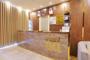 a lobby with a counter with a counter top with at Al Fakhama Aldahbai Abi Zar - الفخامه الذهبي ابي ذر in Medina +18 photos