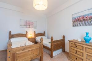 2 Einzelbetten in einem Zimmer mit weißen Wänden in der Unterkunft Casa Alina, Marbella Old Town with garage in Marbella + 29 Fotos