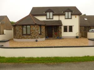 a detached house with a circular driveway at Stonecrest in Kilgetty