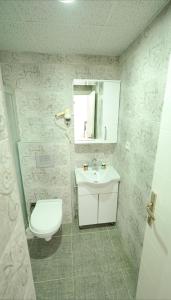 Ένα μπάνιο στο NearMe Apart +22 φωτογραφίες