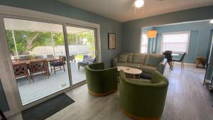 ein Wohnzimmer mit Sofa und Tisch in der Unterkunft Ringling Cottage in Bailey Hall