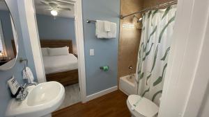 ein Badezimmer mit Waschbecken, Toilette und Dusche in der Unterkunft Ringling Cottage in Bailey Hall + 10 Fotos