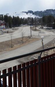 a view of a street from a fence with a parking lot at Levistar II 1414 in Kittilä