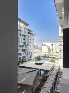 Μπαλκόνι ή βεράντα στο Stylish Studio Apartment Masdar Near Airport