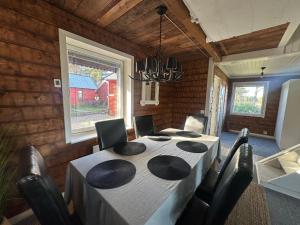 a dining room with a table and chairs in a room at Camp Caroli Villa Aurora in Jukkasjärvi