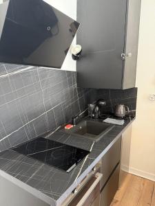 Kuchyň nebo kuchyňský kout v ubytování La petite escale + 8 fotografií