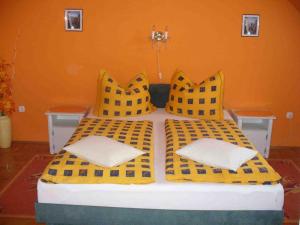 A bed or beds in a room at Caty Vendégház