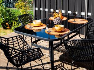 Una mesa azul con cuatro sillas y bebidas encima. en Urbanes Nest Lübeck, en Lübeck