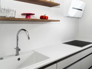 Una cocina blanca con fregadero y encimera. en Urbanes Nest Lübeck, en Lübeck 28 fotos más