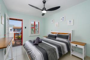 En eller flere senge i et værelse på Le Paradis, Self-Catering Beachfront Apartments + 70 billeder