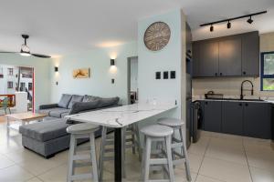 Køkken eller tekøkken på Le Paradis, Self-Catering Beachfront Apartments