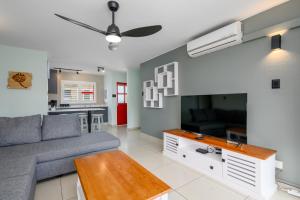 Et tv og/eller underholdning på Le Paradis, Self-Catering Beachfront Apartments