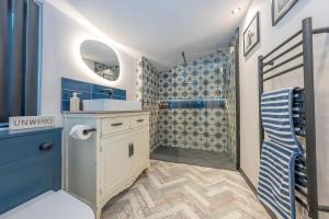 Koupelna v ubytování Penbryn-Bach + 30 fotografií