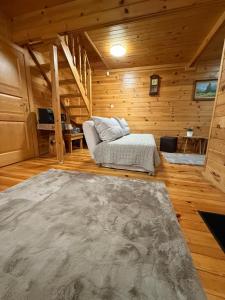 Ένα ή περισσότερα κρεβάτια σε δωμάτιο στο Alpine ski chalet Borovets with sauna