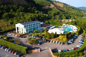 an aerial view of a hotel with a parking lot at Hotel Piccolo Paradiso - Latronico "Terme" in Latronico