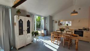 Kuchyň nebo kuchyňský kout v ubytování Garden Studio Eindhoven