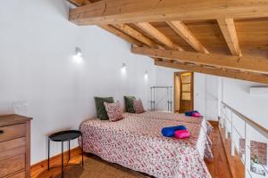 a bedroom with a bed in a room with wooden ceilings at A ver Lisboa 3 in Porto Brandão