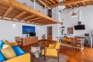 a living room with a blue couch and a table at A ver Lisboa 3 in Porto Brandão