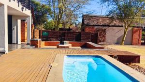 Hồ bơi trong/gần Bush Lodge Zebula 82 - 2 x 2B Chalets