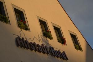 a sign on the side of a building with flowers at Altstadt-Hotel in Freiberg