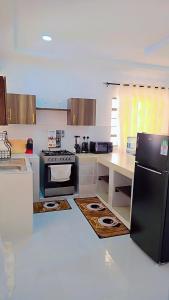 Η κουζίνα ή μικρή κουζίνα στο Charming chalet Diani