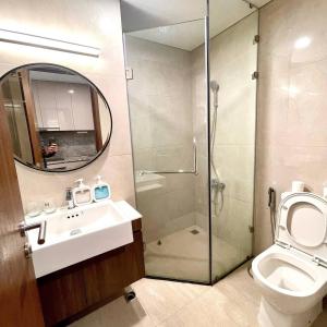 une salle de bain avec douche, lavabo et toilettes dans l'établissement Amber Apt -Masteri WF -Ocean Park, à Hanoï