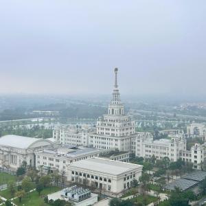 une vue aérienne d'un grand bâtiment blanc avec une tour dans l'établissement Amber Apt -Masteri WF -Ocean Park, à Hanoï