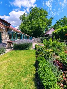 Κήπος έξω από το Country house by the creek +71 φωτογραφίες