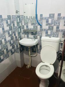 a bathroom with a toilet and a sink at Ganpati Guest House Near Ram Jhula in Rishīkesh