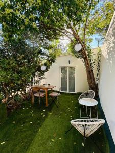 a patio with a table and chairs in a yard at M 10 maison avec spa et jardin proche de la mer in Marseille