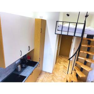 SkorkaにあるStudio LOFT right in the centerのロフトベッドのあるキッチンの眺め