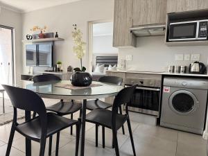Kuchyň nebo kuchyňský kout v ubytování Sandton Grand 2-bed at Middle 2
