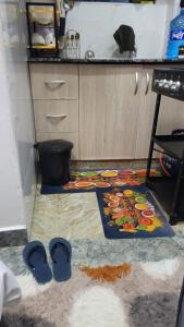 - une cuisine avec un tapis au sol dans l'établissement Jakima studios Ruaka, à Ruaka 7 autres photos