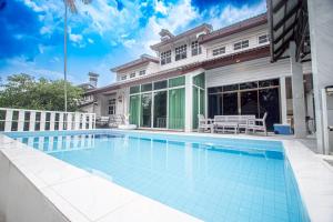 Bazén v ubytování Triple Trees A15 House Khao Yai nebo v jeho okolí