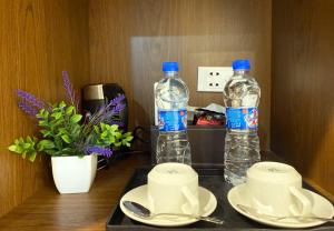 Dos botellas de agua encima de una mesa. en Hải Hòa Victoria Hotel, en Nghi Sơn