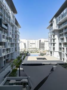 un bateau sur le toit d'un immeuble dans l'établissement Bright & Modern Studio Masdar City, Abu Dhabi, à Abu Dhabi