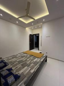 a bedroom with a bed and a ceiling at Shri Mahalaxmi Excative yatri nivas in Kolhapur