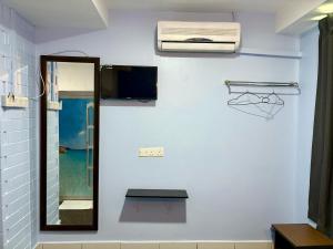 a bathroom with a mirror and a sink and a mirror at Gemilang Star Hotel in Port Dickson