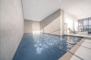 Πισίνα στο ή κοντά στο Central Park Tower Sea View Residence with pool and gym