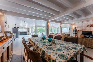 Η κουζίνα ή μικρή κουζίνα στο Villa Centre Cap Ferret - Réf 40