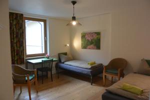 Postel nebo postele na pokoji v ubytování Haus mit Kunst, Neustadter Stadthaus, 5-6 Betten, 4 Bäder, 3 Terrasse und Balkone