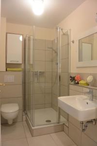 Koupelna v ubytování Haus mit Kunst, Neustadter Stadthaus, 5-6 Betten, 4 Bäder, 3 Terrasse und Balkone