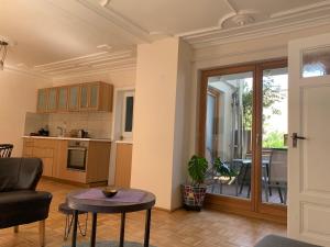 Kuchyň nebo kuchyňský kout v ubytování Haus mit Kunst, Neustadter Stadthaus, 5-6 Betten, 4 Bäder, 3 Terrasse und Balkone + 17 fotografií