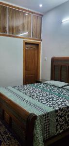 Postel nebo postele na pokoji v ubytování AL-SYED Apartments