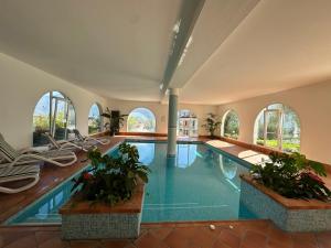 Aparthotel Englovacanze في ريفا ديل غاردا: مسبح كبير في منزل به نوافذ